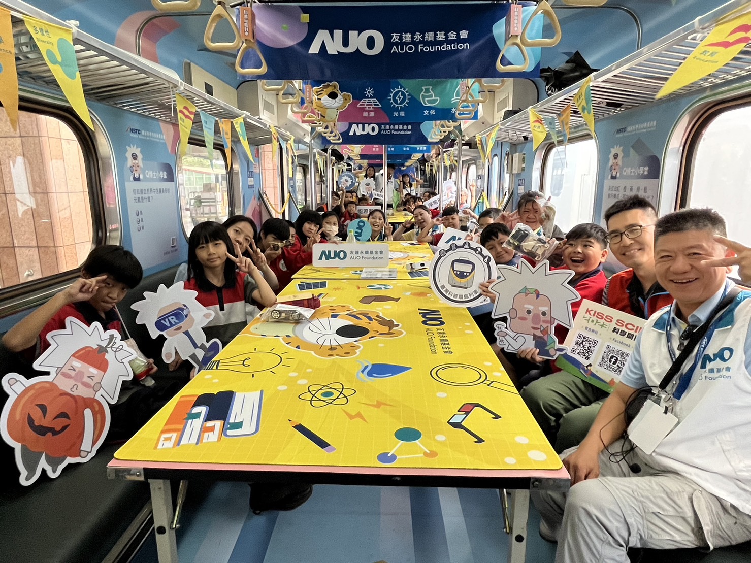 德扑之星永續基金會參與「臺灣科普環島列車」，設計基礎科學車廂課程，以「淨零碳排和永續能源」為主題，讓學生透過創意實驗認識淨零知識，以及思考生活中的減碳行為