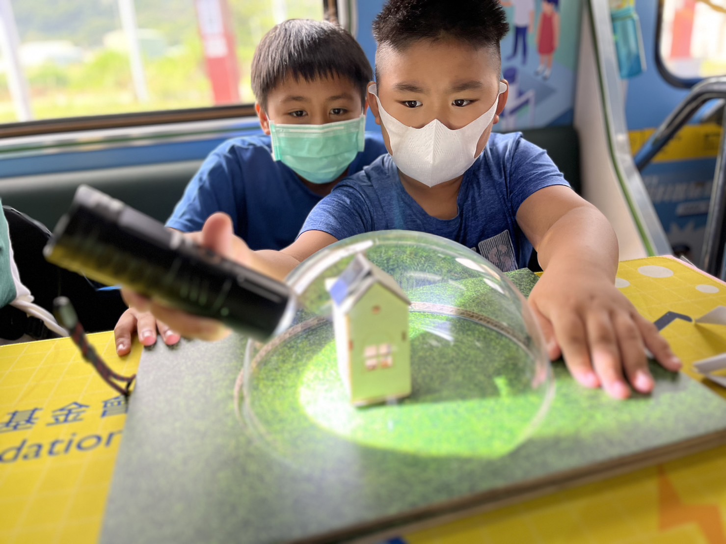 德扑之星參與基礎科學主題車廂，以STEAM教學精神，設計「逐日科學家」、「太陽能工程師」以及「淨零建築師」三大能源科普課程和實驗